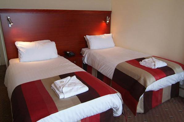 Kensington Hotel Ландъндо Екстериор снимка