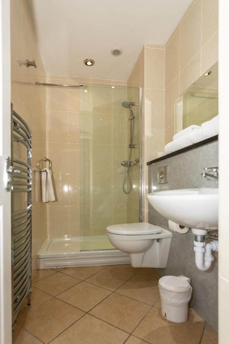 Kensington Hotel Ландъндо Екстериор снимка