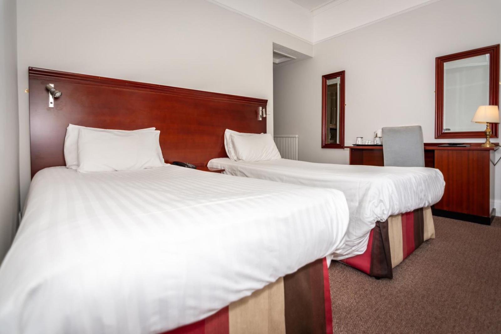 Kensington Hotel Ландъндо Екстериор снимка