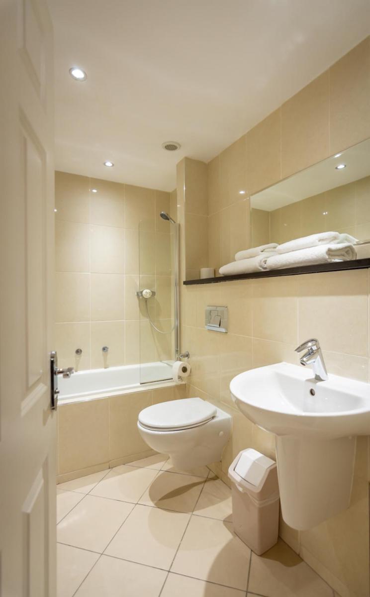 Kensington Hotel Ландъндо Екстериор снимка